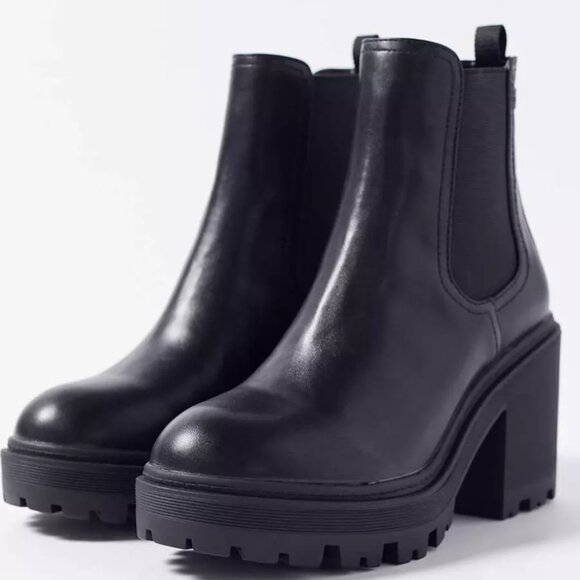 Urban Outfitters UO Chelsea Chunky Heel Boots Black Vegan Leather Size 8 - Picture 3 of 4